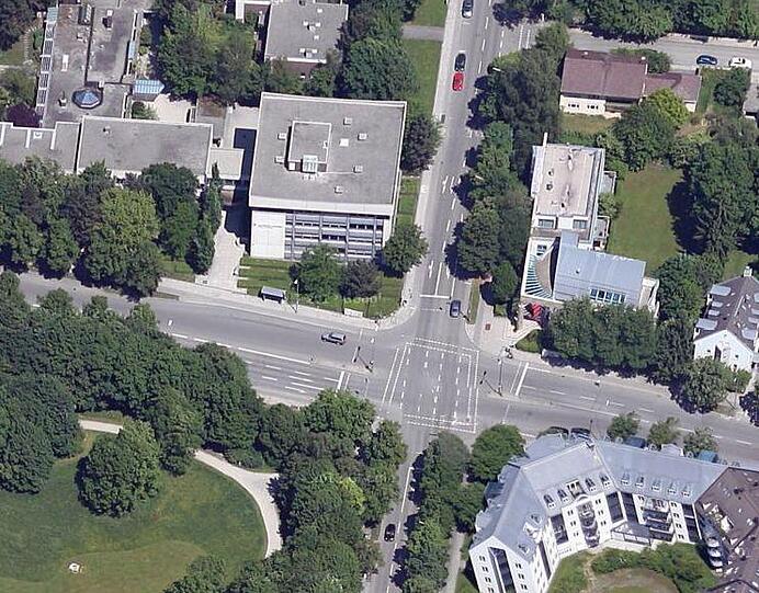 Hier kreuzen sich Denninger Straße und Vollmannstraße. Das umstrittene Gebäude ist das quadratische an der Straßenecke.