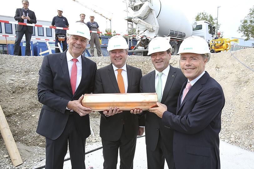 Feierliche Grundsteinlegung für das DEKRA Haus München (v.l.): Clemens Klinke, Vorstandsmitglied Dekra SE und Leiter der Dekra Business Unit Automotive, Bürgermeister Josef Schmid, Niederlassungsleiter Wilhelm Oberfranz und Thomas Pleines, Präsident des Präsidialrats des DEKRA e.V. und Vorsitzender des Aufsichtsrats der Dekra SE.