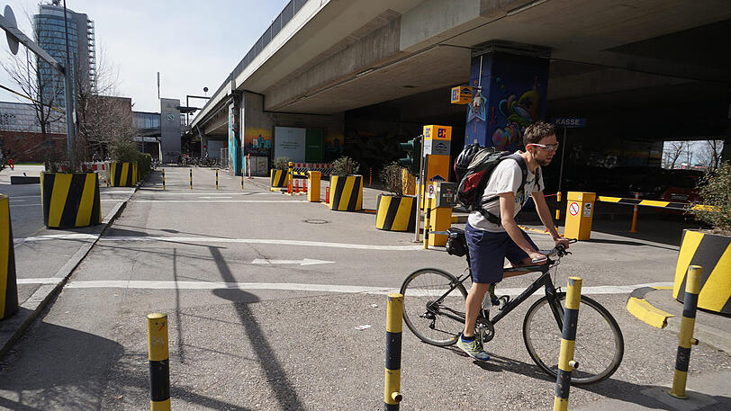 An der Donnersbergerbrücke müssen sich Radler an vielen Hindernissen vorbeischlängeln.