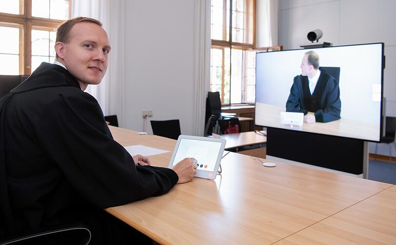 Richter Nikolaus Lange demonstriert in einem Gerichtssaal im Justizpalast eine Verhandlung per Webcam.