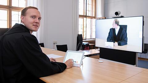 Richter Nikolaus Lange demonstriert in einem Gerichtssaal im Justizpalast eine Verhandlung per Webcam.
