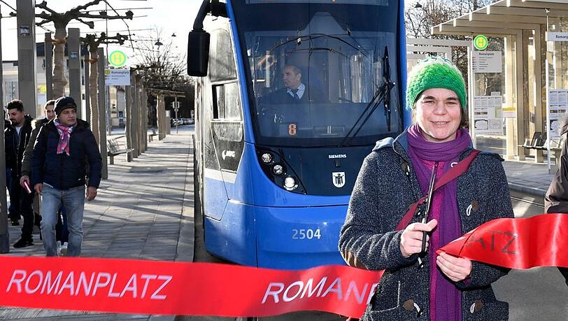 Bezirksausschuss-Chefin Anna Hanusch gibt den Weg frei für die erste Tram. Bezirksausschuss-Chefin Anna Hanusch gibt den Weg frei für die erste Tram.
