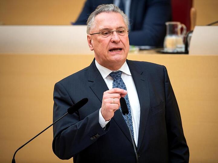 Joachim Herrmann (CSU), Bayerischer Innenminister, spricht bei einer Sitzung des bayerischen Landtags im Plenarsaal. Foto: Sina Schuldt/Archiv