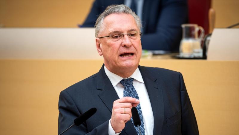 Joachim Herrmann (CSU), Bayerischer Innenminister, spricht bei einer Sitzung des bayerischen Landtags im Plenarsaal. Foto: Sina Schuldt/Archiv Joachim Herrmann (CSU), Bayerischer Innenminister, spricht bei einer Sitzung des bayerischen Landtags im Plenarsaal. Foto: Sina Schuldt/Archiv