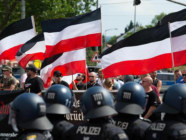 Anhänger der rechtsextremen Kleinstpartei "Die Rechte" demonstrieren in Kassel.