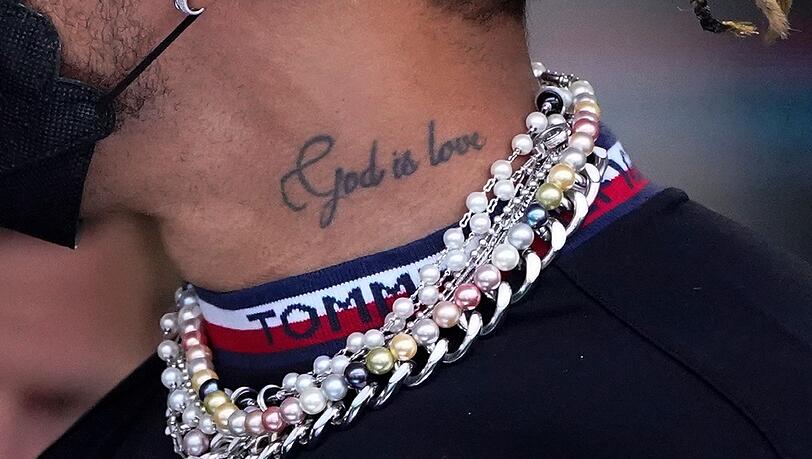 Lewis Hamilton trägt gerne auffälligen Schmuck.