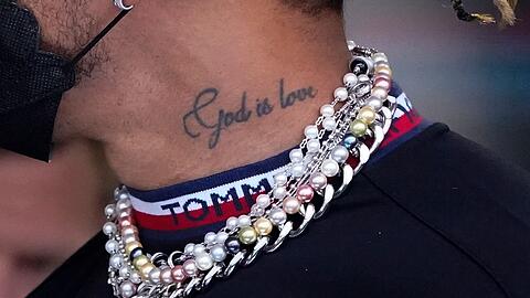Lewis Hamilton trägt gerne auffälligen Schmuck.