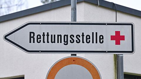 Eltern müssen teils stundenlang in den Notaufnahmen sitzen oder kranke Kinder auf Krankenhausfluren übernachten.