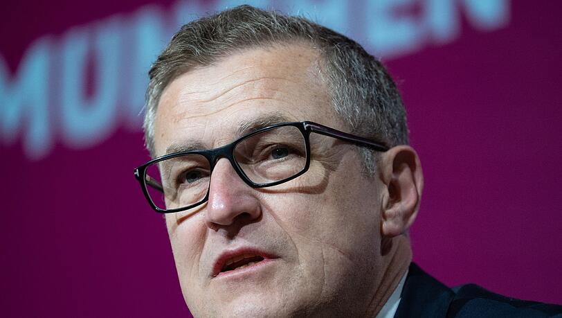 Jan-Christian Dreesen, der designierte neue Vorstandsvorsitzende der FC Bayern München AG, nimmt in der Allianz Arena an einer Pressekonferenz teil.