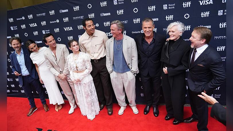 Ram Bergman (v.l.), Mila Kunis, Andrew Scott, Cailee Spaeny, Daryl McCormack, Daniel Craig, Josh Brolin, Glenn Close und Rian Johnson in Toronto.