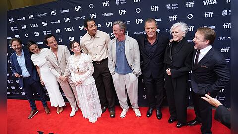 Ram Bergman (v.l.), Mila Kunis, Andrew Scott, Cailee Spaeny, Daryl McCormack, Daniel Craig, Josh Brolin, Glenn Close und Rian Johnson in Toronto.