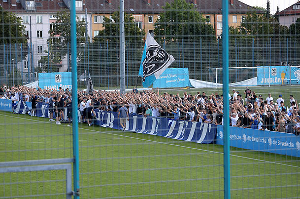 Stimmten während der Einheit Fangesänge an: Die Fans des TSV 1860. Stimmten während der Einheit Fangesänge an: Die Fans des TSV 1860.