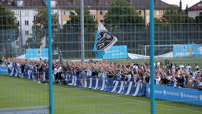 Stimmten w&auml;hrend der Einheit Fanges&auml;nge an: Die Fans des TSV 1860.