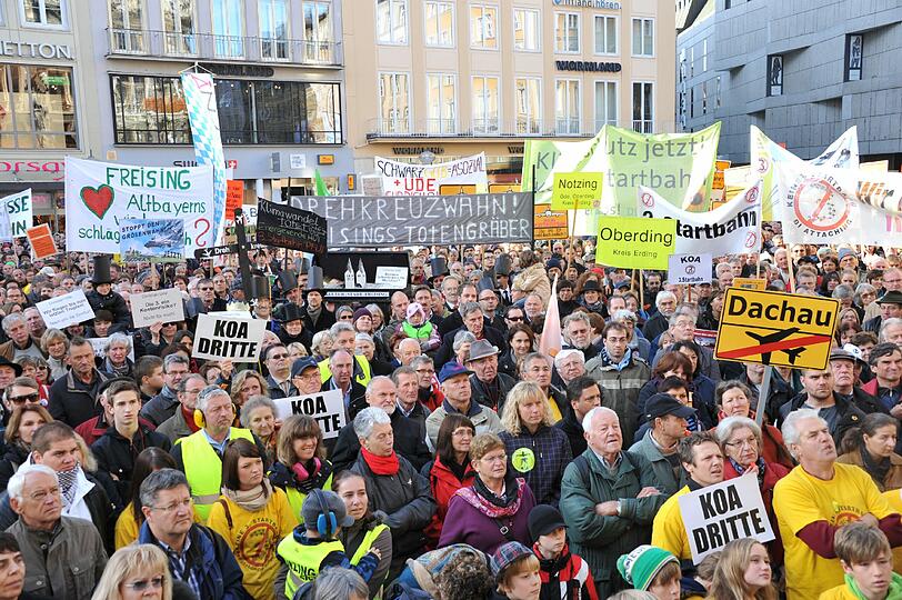 Die Zahl der Fluggäste ist auf 38 Millionen gestiegen, unterstreicht damit die Forderung nach einer dritten Startbahn. derweil gehen die Proteste dagegen weiter.
