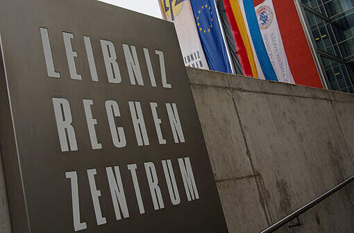Flaggen wehen vor dem Leibnitz-Rechenzentrum in Garching.