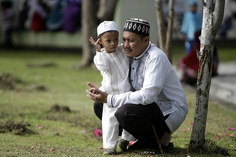 Zehn Jahre später gedenken Angehörige der Tsunami-Opfer in Indonesien