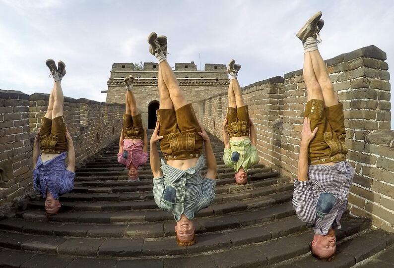 Die Schweinfurter Breakdancer «Dancefloor Destruction Crew» (DDC) an der Chinesischen Mauer.