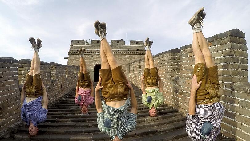 Die Schweinfurter Breakdancer «Dancefloor Destruction Crew» (DDC) an der Chinesischen Mauer. Die Schweinfurter Breakdancer «Dancefloor Destruction Crew» (DDC) an der Chinesischen Mauer.