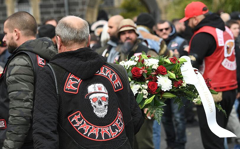 Hells Angels und Mitglieder befreundeter Rockergruppen aus mehreren Ländern bei der Beerdigung des  erschossenen Hells Angels-Chefs von Gießen, Aygün Mucuk.
