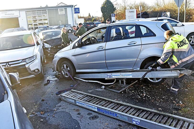 Der Mercedes räumte das "Auto der Woche" ab - und auch die daneben geparkten Gabrauchtwagen wurden ramponiert.