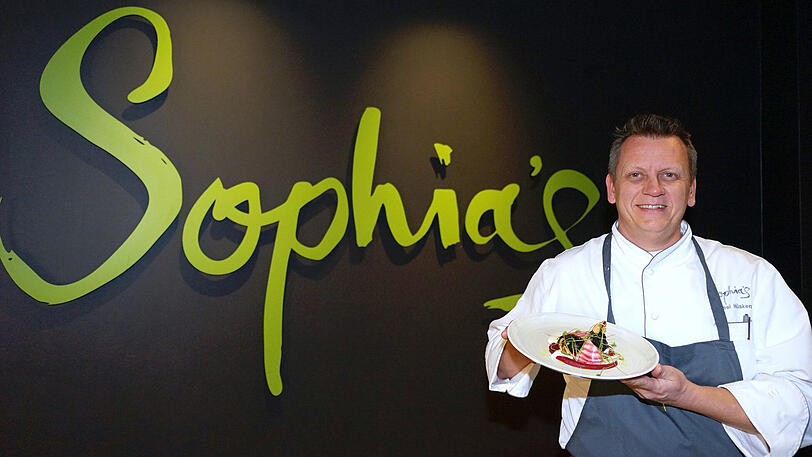 Küchenchef Michael Hüsken mit dem farbenfrohen zweiten Gang des Ess-Klasse-Menüs. Das Restaurant &bdquo;Sophia&lsquo;s&ldquo; im Charles Hotel hat sich die &bdquo;Botanical Bistronomy&ldquo; auf die Fahnen geschrieben. Am Montag startet dort die Gourmet-Aktion der AZ mit Rindchens Weinkontor.
