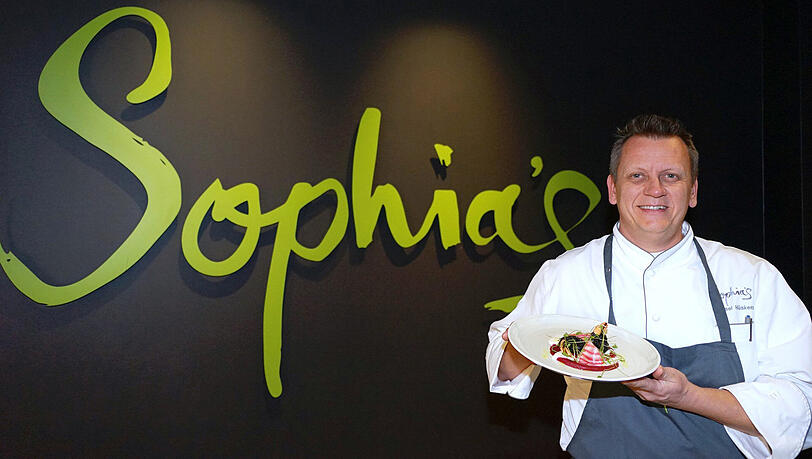 Küchenchef Michael Hüsken mit dem farbenfrohen zweiten Gang des Ess-Klasse-Menüs. Das Restaurant &bdquo;Sophia&lsquo;s&ldquo; im Charles Hotel hat sich die &bdquo;Botanical Bistronomy&ldquo; auf die Fahnen geschrieben. Am Montag startet dort die Gourmet-Aktion der AZ mit Rindchens Weinkontor.