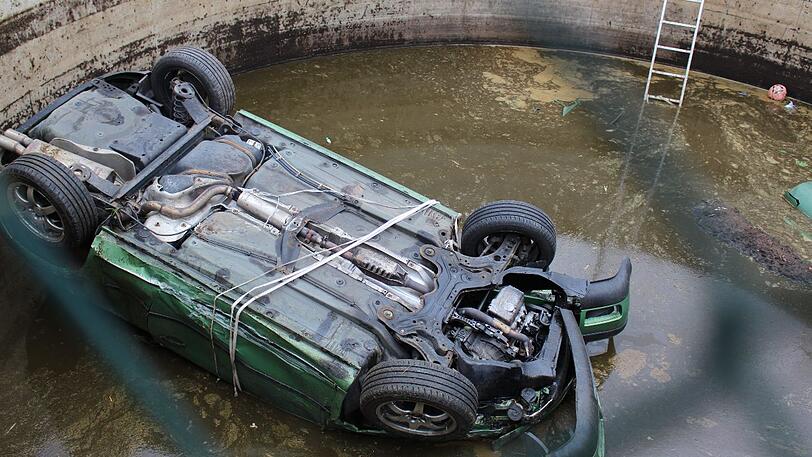 Ein 22-Jähriger verlor die Kontrolle über sein Fahrzeug - und landete schließlich in einer Güllegrübe. Die Bilder.