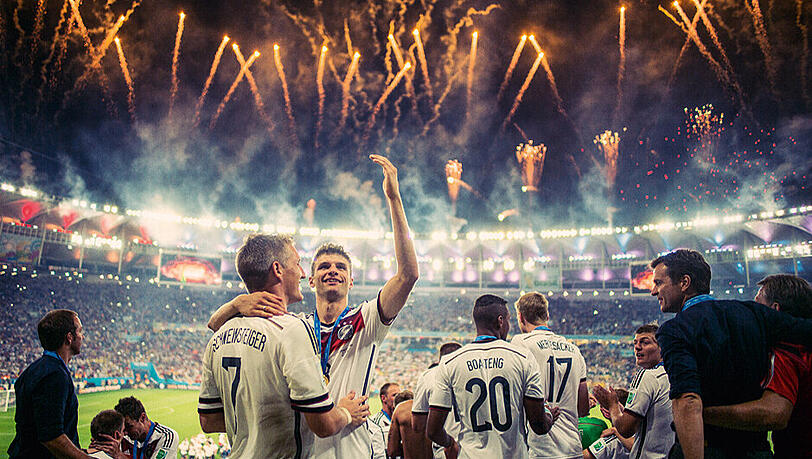 Ein Moment für die Ewigkeit: Bastian Schweinsteiger und Thomas Müller genießen den Augenblick. Ein Moment für die Ewigkeit: Bastian Schweinsteiger und Thomas Müller genießen den Augenblick.