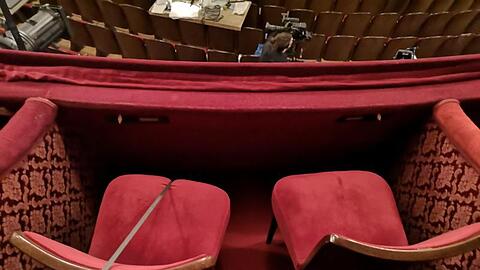 Um Abstand zu gewähren ist jeder zweite Sitzplatz im Landestheater Salzburg mit einem Gurt gesperrt. Foto: Barbara Gindl/APA/dpa/Archivbild