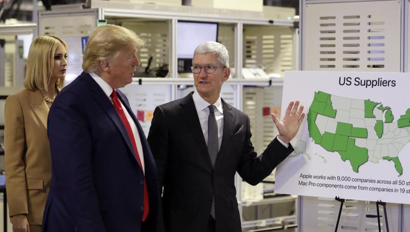US-Präsident Donald Trump und seine Tochter Ivanka Trump werden von Apple-Chef Tim Cook (r) durch ein Werk des Konzerns im Bundesstaat Texas geführt. US-Präsident Donald Trump und seine Tochter Ivanka Trump werden von Apple-Chef Tim Cook (r) durch ein Werk des Konzerns im Bundesstaat Texas geführt.