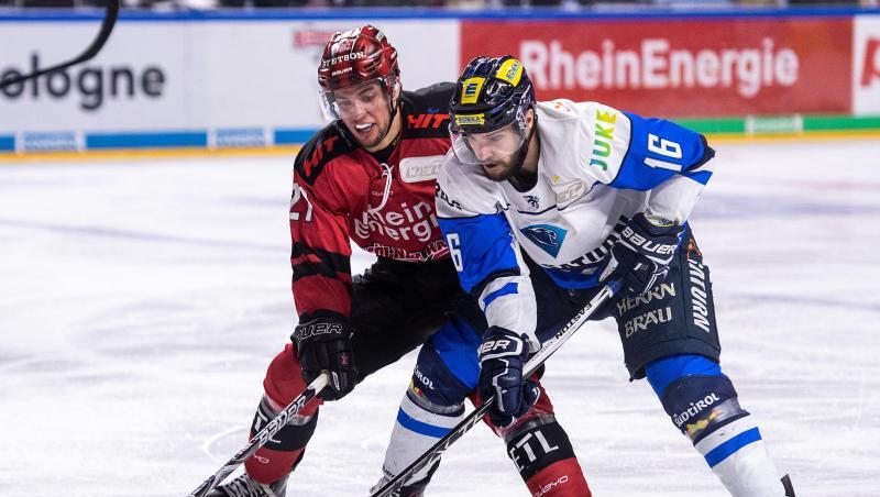 Ingolstadts Brett Olson (r) kämpft mit Kölns Frederik Tiffels um den Puck.