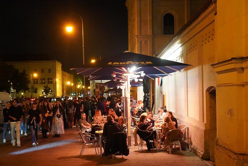 Freitagnacht, Café an der Uni in der Ludwigstraße. Sie soll bald zur Feiermeile werden.