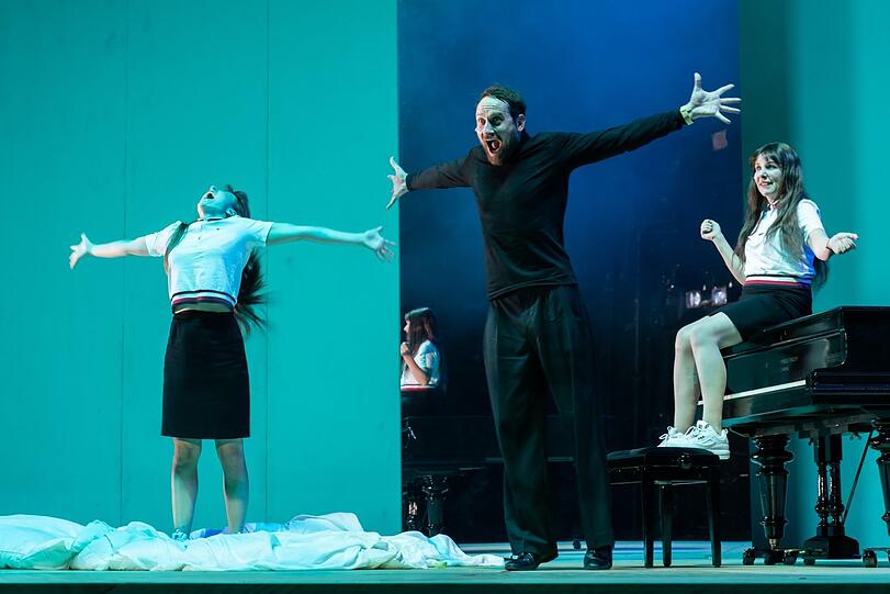 Die gespiegelte Hauptfigur: Rosa Thormeyer (Iphigenia, von links), Sebastian Zimmler (Agamemnon/Toas) und noch einmal Oda Thormeyer.