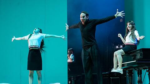Die gespiegelte Hauptfigur: Rosa Thormeyer (Iphigenia, von links), Sebastian Zimmler (Agamemnon/Toas) und noch einmal Oda Thormeyer.