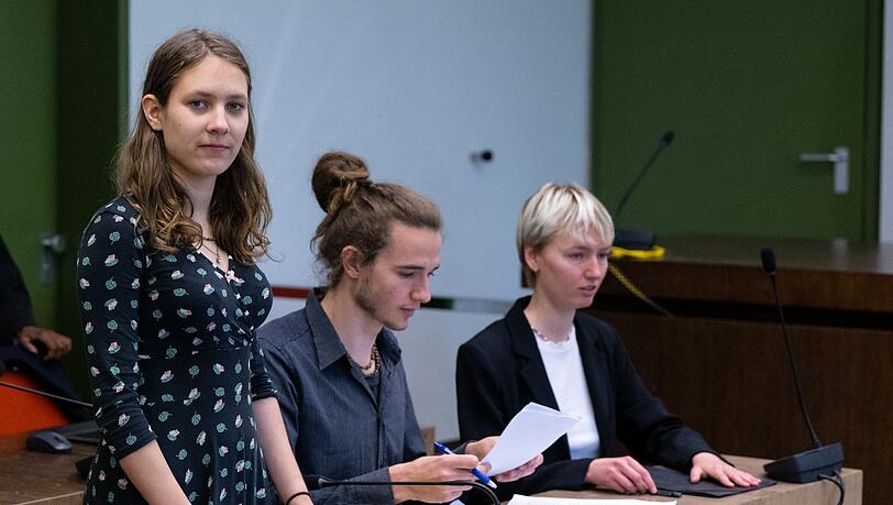 Die Angeklagten sind vor Prozessbeginn im Verhandlungssaal.