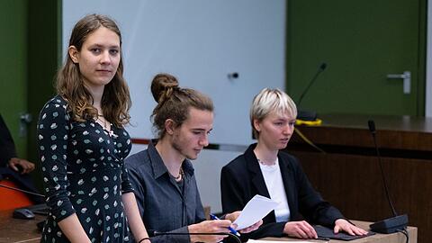 Die Angeklagten sind vor Prozessbeginn im Verhandlungssaal.