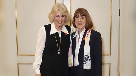 K&ouml;nigin Camilla empf&auml;ngt Gis&egrave;le Pelicot im Clarence House.