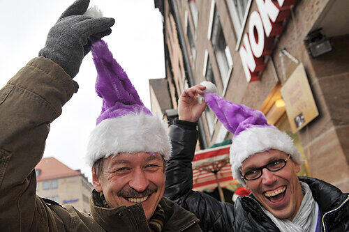 In Lila zecht sich's am besten: Hans und Axel aus Ansbach glühweinselig am Hauptmarkt.