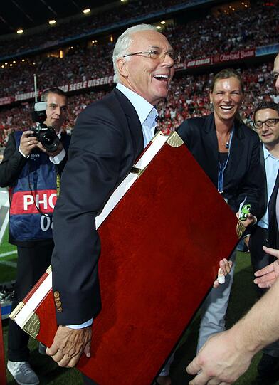 Er hat schon ein Exemplar: Kaiser Franz Beckenbauer bekam die Bayern-Chronik am Rande der Champions-League-Quali zwischen dem FC Bayern und dem FC Zürich überreicht.