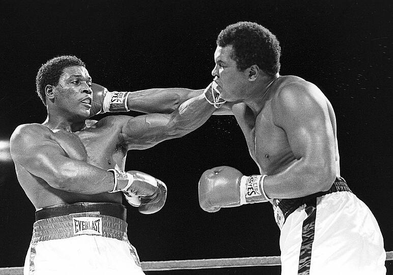 Das "Drama auf den Bahamas" markierte 1981 das Ende Alis aktiver Box-Karriere: Nachdem er seinen Titel im Februar 1980 in Las 
Vegas an Larry Holmes verloren hatte, stieg Ali zum letzten Mal als 
Profi in den Ring. Bereits schwer von seiner Krankheit gezeichnet, 
verlieh Ali dem Kampfmotto &bdquo;Drama auf den Bahamas&ldquo; eine 
unbeabsichtigte Bedeutung. Nach zehn Runden war es vorbei.