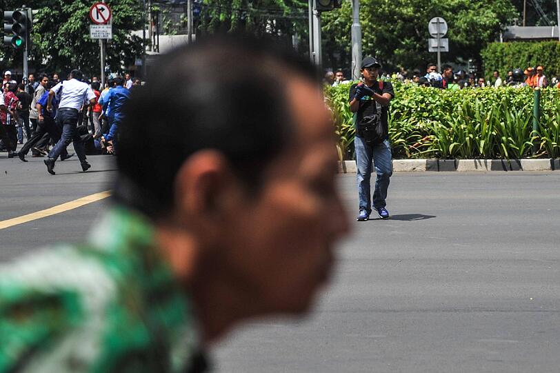 Terroranschlag in Indonesien: Bei einem Bombenanschlag und einer Schießerei in Jakarta sind mindestens sieben Menschen getötet worden.