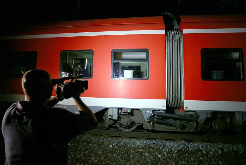 Ein 17-jähriger Afghane hat am Montagabend 21 Menschen in einem Regionalzug angegriffen. Die Bilder vom Tatort.