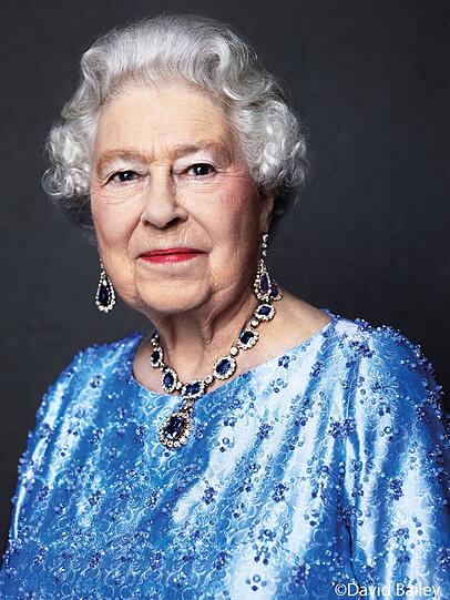 65 Jahre auf dem Thron: Die Queen feiert Anfang des Jahres ihr Saphir-Jubiläum und trägt Juwelen, die sie zur Hochzeit 1947 von ihrem Vater geschenkt bekommen hat.