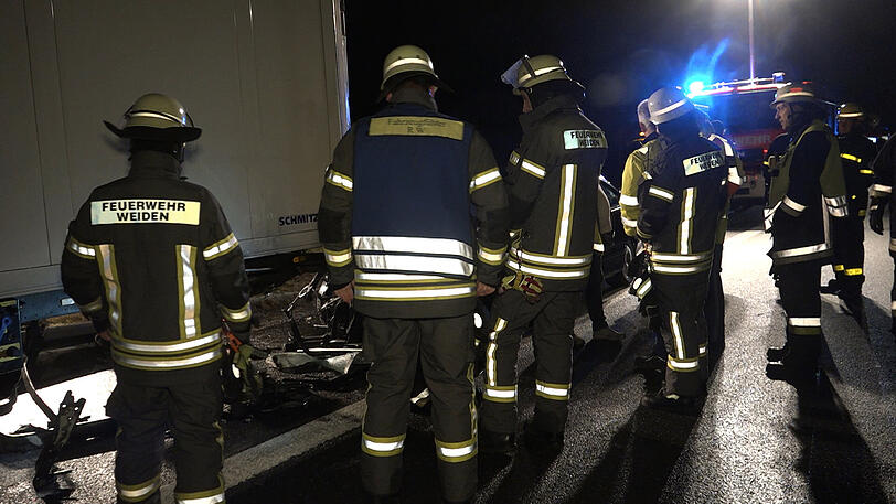 Das Ehepaar im Auto kam mit schwersten Verletzungen ins Krankenhaus. Der Lkw-Fahrer wurde zum Helden, weil er nach dem Unfall sofort das brennende Auto löschte. Die Bilder von der Unfallstelle.