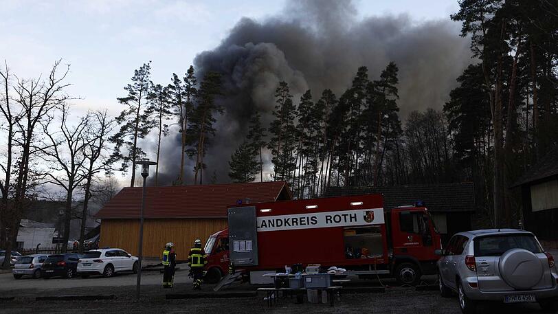 Die Feuerwehr entschied sich, die Halle abbrennen zu lassen.