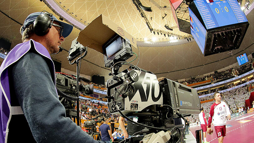 Das Erste und das ZDF berichten live von den Spielen der deutschen Nationalmannschaft bei der Handball-WM 2019 und der Handball-EM 2024 vor heimischer Kulisse.