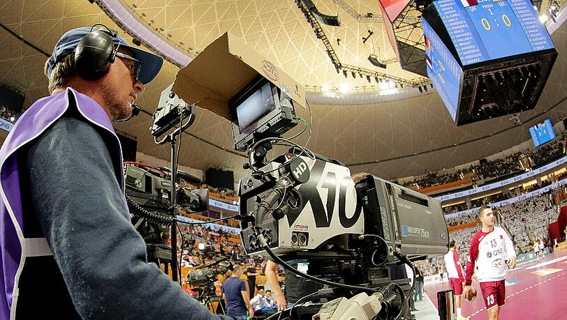 Das Erste und das ZDF berichten live von den Spielen der deutschen Nationalmannschaft bei der Handball-WM 2019 und der Handball-EM 2024 vor heimischer Kulisse. Das Erste und das ZDF berichten live von den Spielen der deutschen Nationalmannschaft bei der Handball-WM 2019 und der Handball-EM 2024 vor heimischer Kulisse.