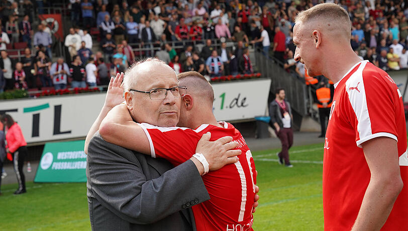 Viktoria Köln, Aufsteiger Regionalliga West: Mäzen Franz-Josef Wernze (li.) will sich nicht mit Abstiegskampf zufrieden geben. Der Etat des Aufsteigers soll laut "WDR" im oberen Drittel der Dritten Liga liegen. AZ-Prognose: Gesichertes Mittelfeld! Viktoria Köln, Aufsteiger Regionalliga West: Mäzen Franz-Josef Wernze (li.) will sich nicht mit Abstiegskampf zufrieden geben. Der Etat des Aufsteigers soll laut "WDR" im oberen Drittel der Dritten Liga liegen. AZ-Prognose: Gesichertes Mittelfeld!