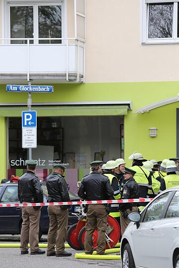 SEK-Einsatz! Polizei findet nach Waffen-Kontrolle Toten in der Holzstraße. Die Bilder vom Einsatz...