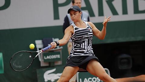 Ashleigh Barty schlägt eine kraftvolle Vorhand.